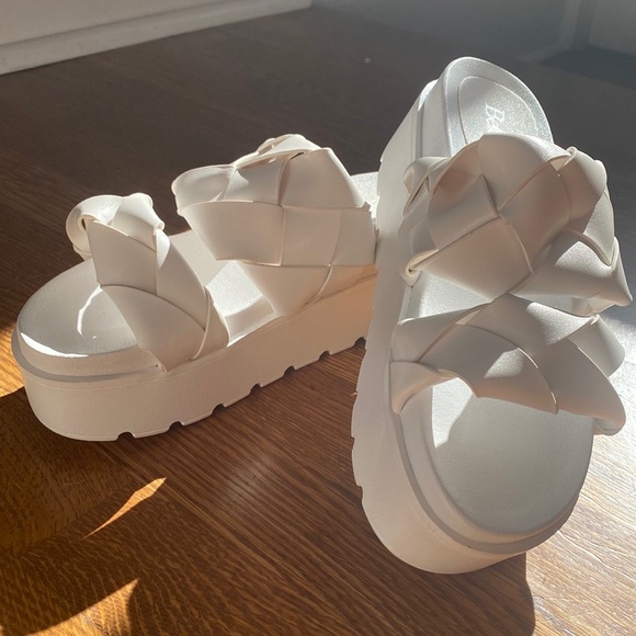 Flatform Slides 💘 - Picture 1 of 4